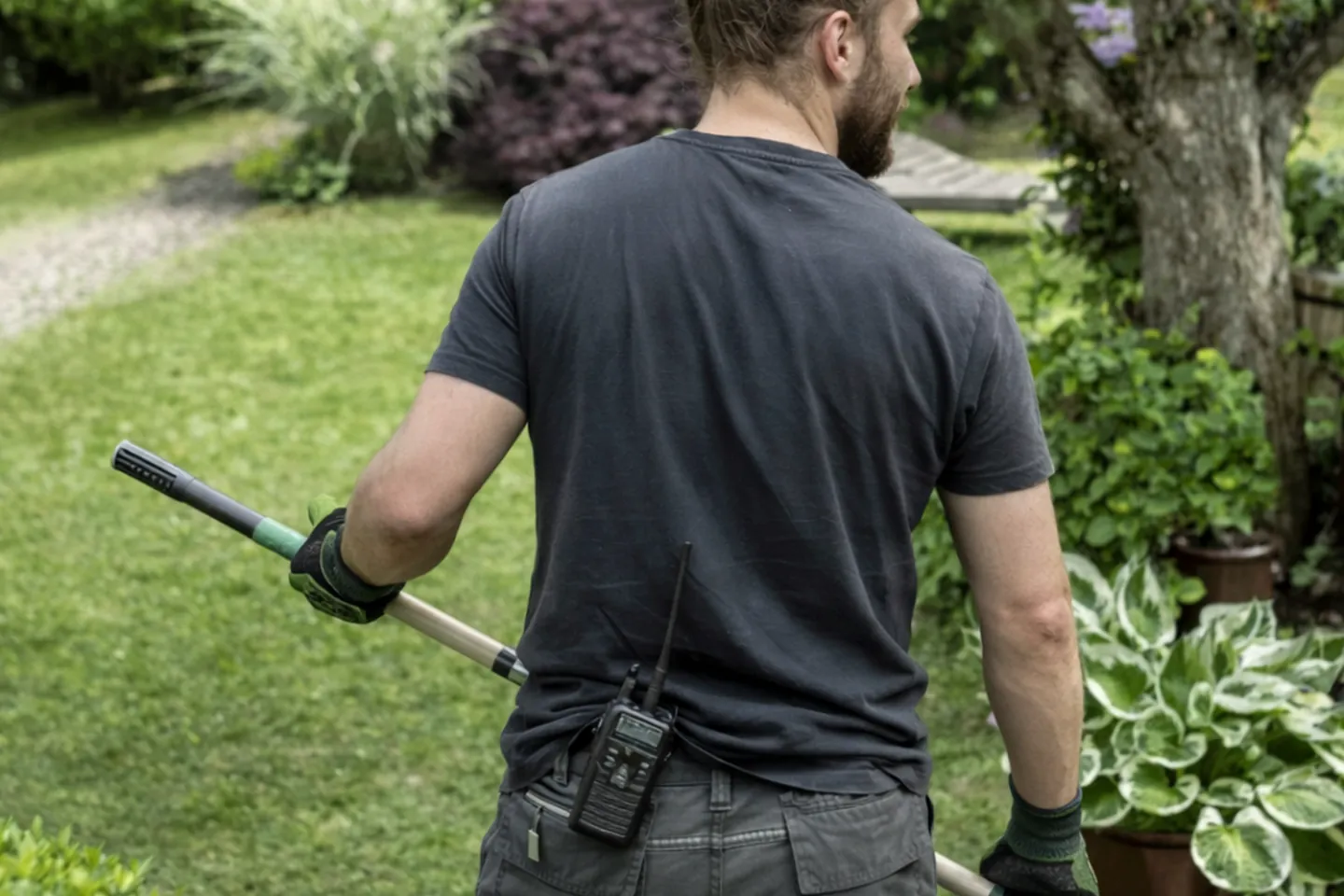 Pflege und Bewaesserung einer Rollrasenflaeche im Garten